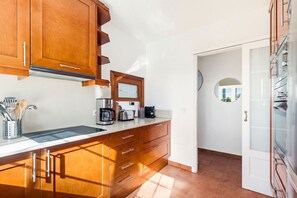 Een koelkast, een microgolfoven, een oven, een vaatwasser