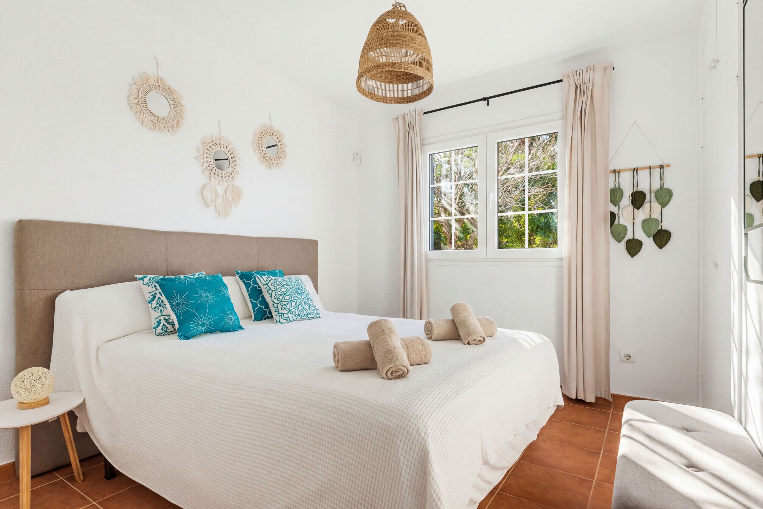 4 bedrooms, iron/ironing board, free WiFi, bed sheets