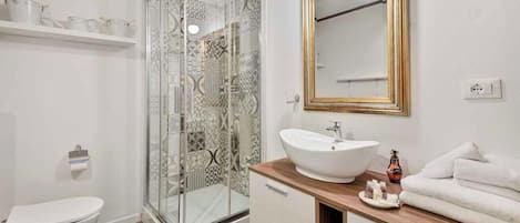 Shower, bidet, towels