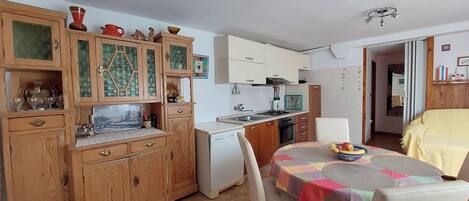 Apartment (A1) | Eigene Küche | Kühlschrank, Ofen, Herdplatte, Geschirrspüler