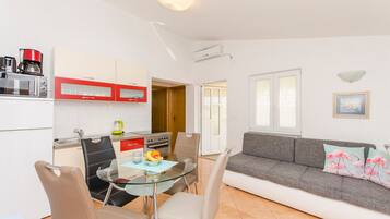 Apartamento (A1) | Cozinha privada | Frigobar, micro-ondas, fogão, cooktop