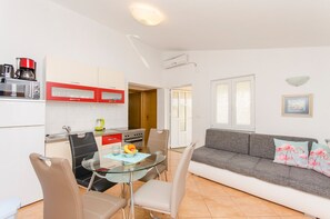 Apartment (A1) | Private kitchen | Mini-fridge, microwave, oven, stovetop - Apartments Anka (Vir)