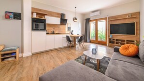 Un appartement moderne comprenant une cuisine, un coin repas et un salon.