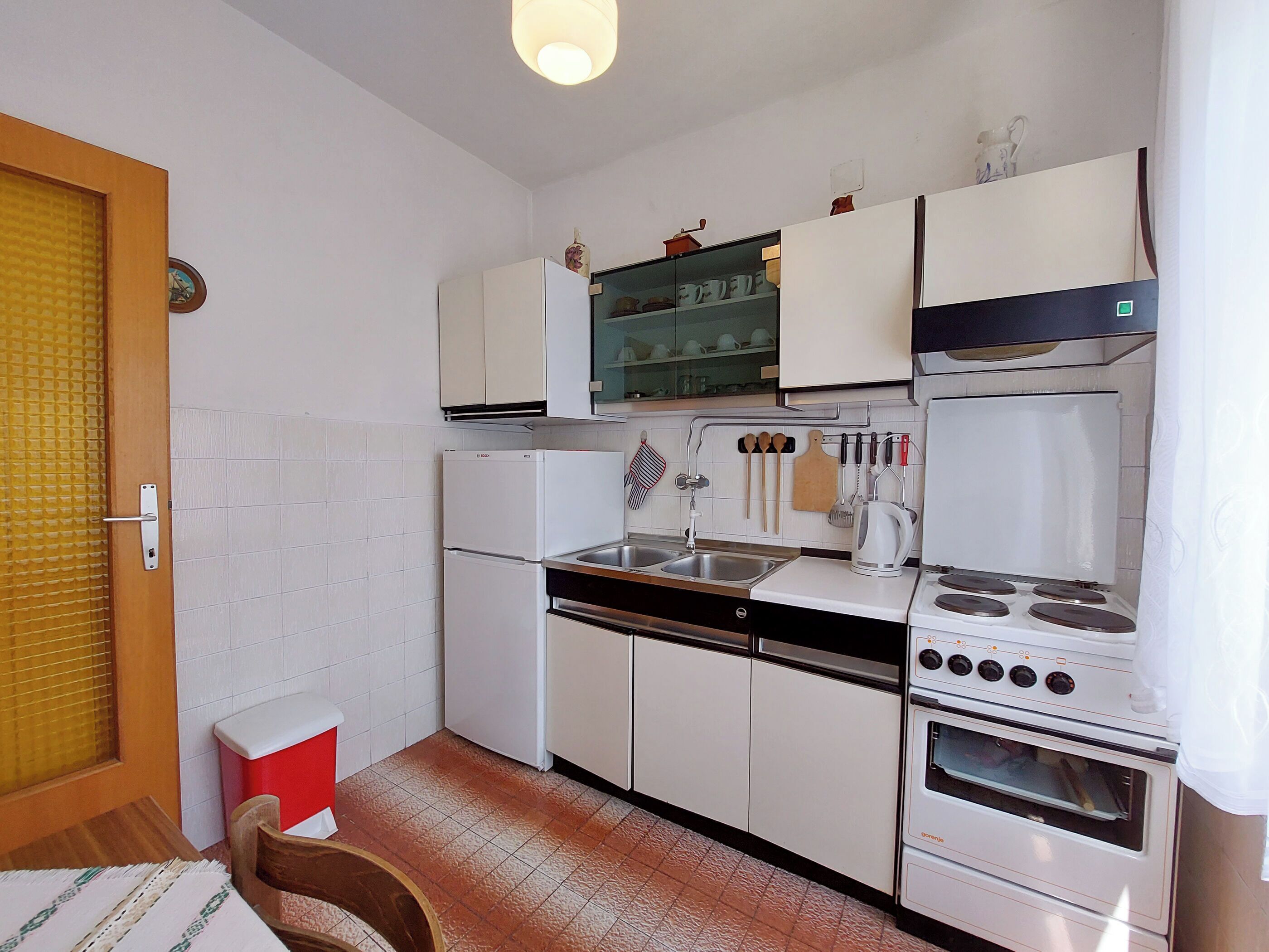 Apartment (A1) | Private kitchen | Fridge, oven, stovetop, electric kettle