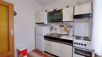 Apartment (A1) | Private kitchen | Fridge, oven, stovetop, electric kettle
