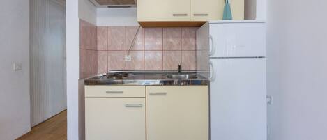 อพาร์ทเมนท์ (A1) | ครัวส่วนตัว | ตู้เย็น, เตาประกอบอาหาร, เครื่องชงกาแฟเอสเปรสโซ, กาต้มน้ำไฟฟ้า