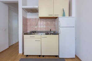 Apartment (A1) | Eigene Küche | Kühlschrank, Herdplatte, Espressomaschine, Wasserkocher