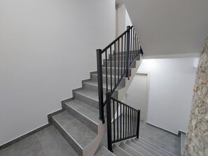 อพาร์ทเมนท์ (A1) | บันได