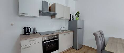 Appartement (A1) | Privékeuken | Een minikoelkast, een waterkoker