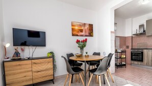Una cucina moderna con forno integrato e zona pranzo con tavolo e sedie rotonde.