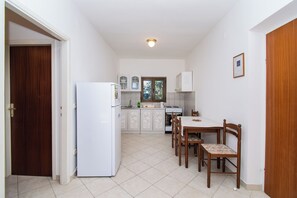 Apartment (A1) | Dapur peribadi | Peti sejuk, ketuhar, dapur, alat memasak/pinggan mangkuk/perkakas dapur 