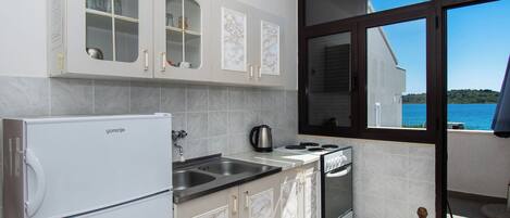 Apartment (A2) | Private kitchen | Fridge, oven, stovetop, cookware/dishes/utensils