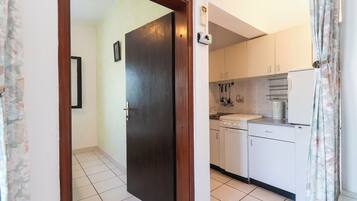 Apartamento (A1) | Cozinha privada | Geladeira, micro-ondas, cooktop, máquina de café expresso