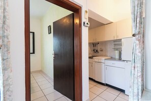 Appartement (A1) | Cuisine privée | Réfrigérateur, micro-ondes, plaque de cuisson, machine à expresso