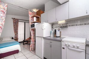 Apartamento (A2) | Cozinha privada | Geladeira, micro-ondas, cooktop, máquina de café expresso