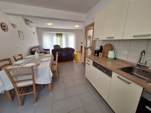 Huis | Privékeuken | Een koelkast, een magnetron, een oven, een kookplaat