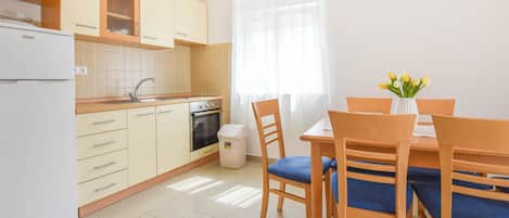 Appartement (A1) | Cuisine privée | Réfrigérateur, four, plaque de cuisson, bouilloire électrique