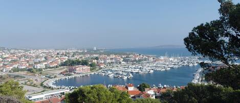 Vue sur la ville depuis lâhĂ©bergement