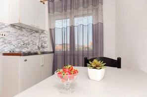 Studio (A2) | Living room - Apartments and Room Take it Easy (Tribunj)