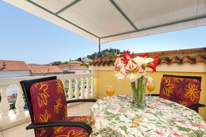 Studio (A2) | Terrace/patio - Apartments and Room Take it Easy (Tribunj)