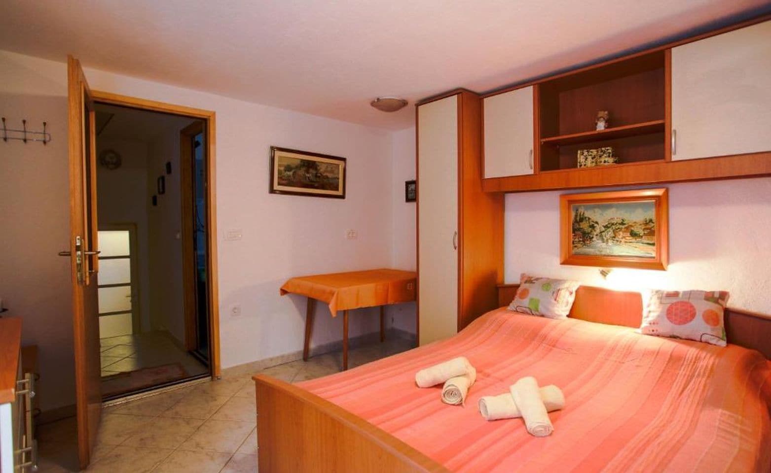 Casa | Tabla de planchar con plancha, cunas gratuitas y wifi gratis 