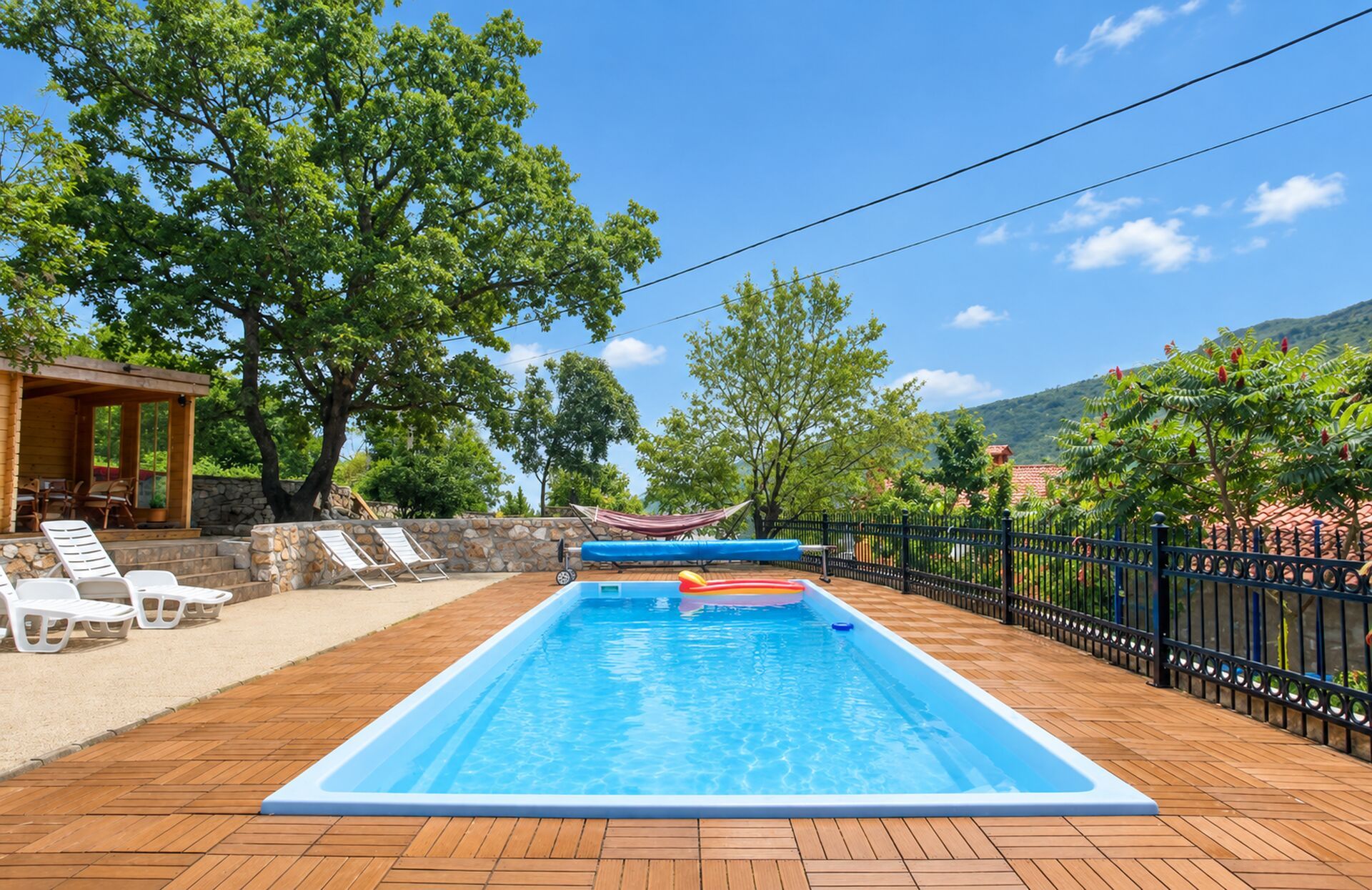 Una piscina al aire libre
