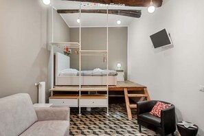 Iron/ironing board - Meastrale 12, in the heart of the city in La Spezia, is a well-furnished open-space studio, perfect for couples. Located on the 4th floor of a historic building, without a lift, it will welcome you in its open space with a double bed, kitchenette, bathro (La Spezia)