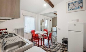Fridge, microwave, toaster - Meastrale 12, in the heart of the city in La Spezia, is a well-furnished open-space studio, perfect for couples. Located on the 4th floor of a historic building, without a lift, it will welcome you in its open space with a double bed, kitchenette, bathro (La Spezia)