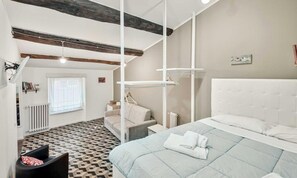 Iron/ironing board - Meastrale 12, in the heart of the city in La Spezia, is a well-furnished open-space studio, perfect for couples. Located on the 4th floor of a historic building, without a lift, it will welcome you in its open space with a double bed, kitchenette, bathro (La Spezia)