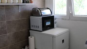 Hus | Eget kjøkken | Kjøleskap, mikrobølgeovn, kokeplater og brødrister