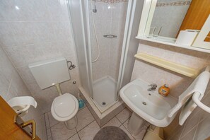 Apartment (A2) | Bathroom | Towels - Apartments Dusanka (Crikvenica)