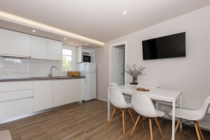 House | Private kitchen | Fridge, microwave, stovetop, dishwasher - Mobile Home Kastanjola (Biograd na Moru)