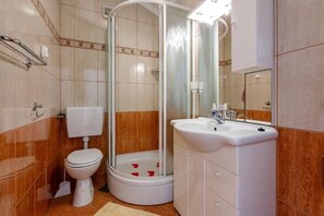 Ein Badezimmer mit Toilette, Dusche und Waschbecken.