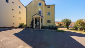 A two-story building with a central entrance and a small porch. - Apartments Pirin (Crikvenica)