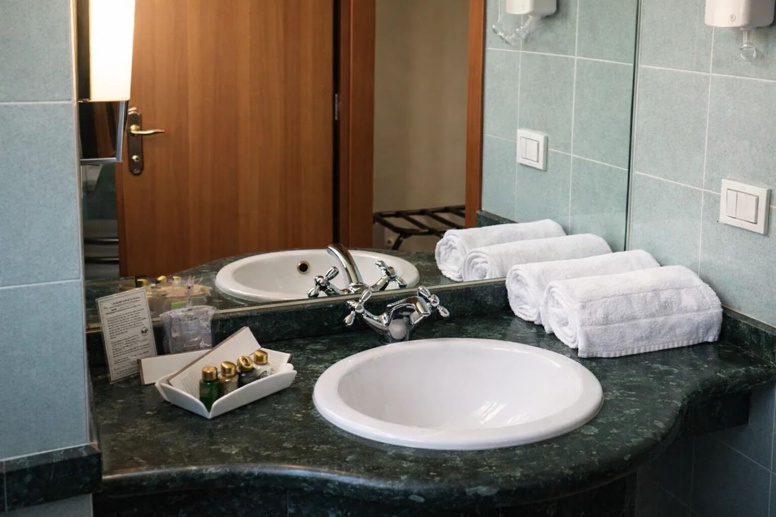 Secador de pelo, toallas, papel higiénico