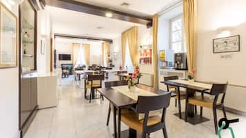 TĂ€gliches inbegriffenes FrĂŒhstĂŒcksbuffet