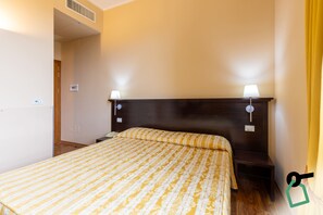 Minibar, caja de seguridad en la habitación, wifi gratis y ropa de cama