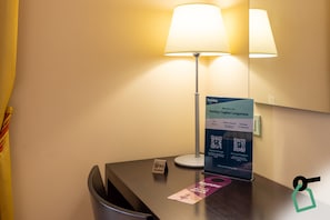 Minibar, caja de seguridad en la habitación, wifi gratis y ropa de cama