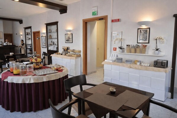 Free daily buffet breakfast - Hotiday Cagliari Lungomare (Cagliari)