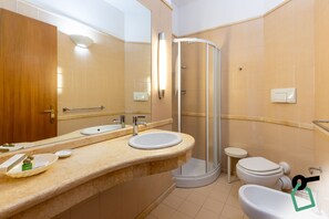 Standard Double or Twin Room | Bathroom | Hair dryer, bidet, towels, toilet paper - Hotiday Cagliari Lungomare (Cagliari)