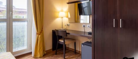 標準雙人或雙床房 | 迷你吧、房內夾萬、免費 Wi-Fi、床單