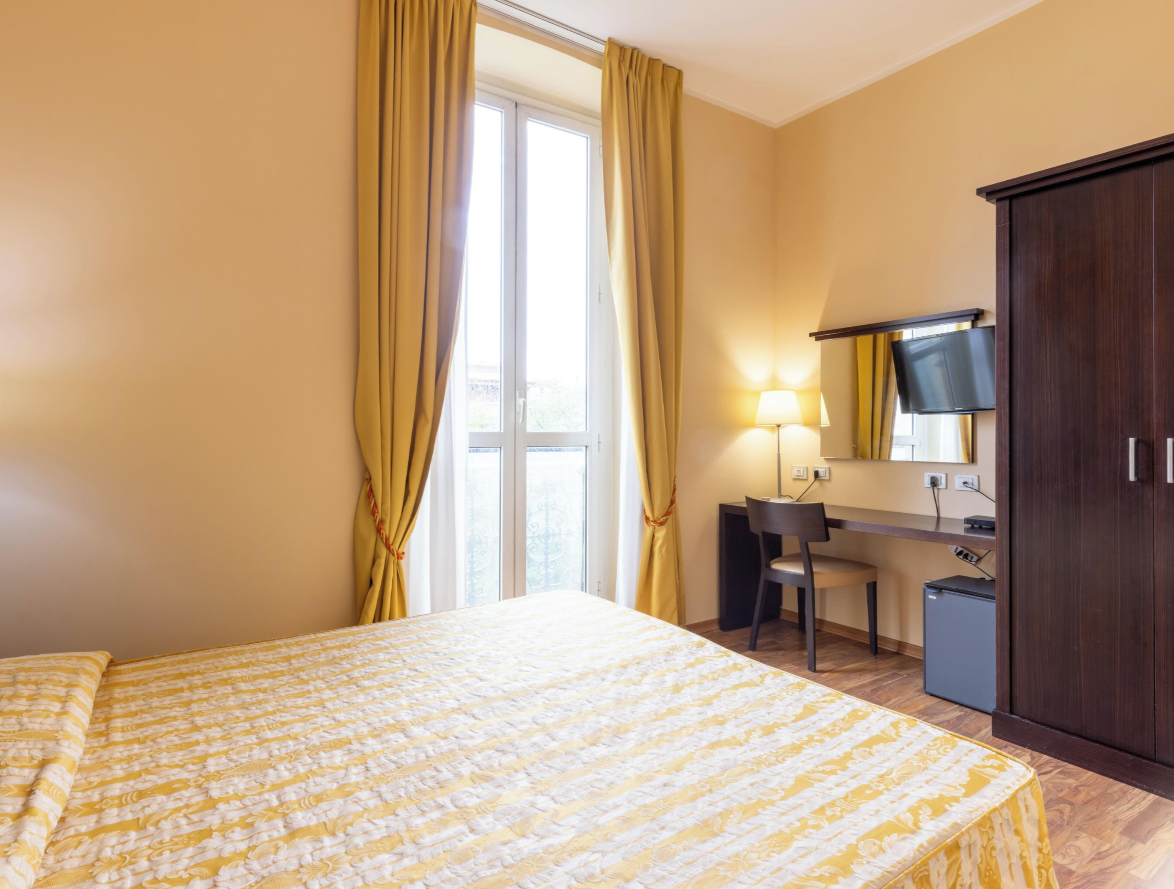 Standard Double or Twin Room | Minibar, in-room safe, WiFi (free), bed sheets