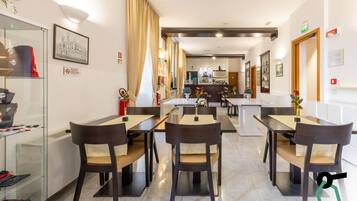 TĂ€gliches inbegriffenes FrĂŒhstĂŒcksbuffet