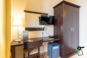 Minibar, caja de seguridad en la habitación, wifi gratis y ropa de cama