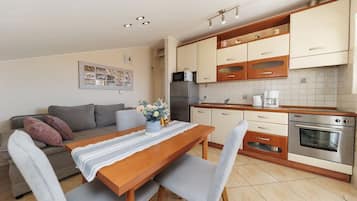 Apartamento (A1) | Cocina privada | Frigorífico, microondas, horno y placa de cocina