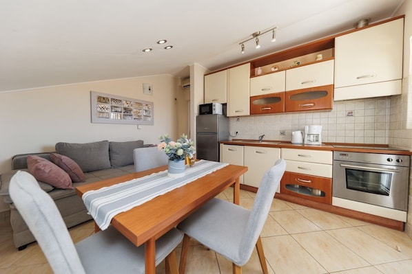 Apartment (A1) | Private kitchen | Fridge, microwave, oven, stovetop - Apartments Mira (Zadar)