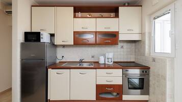 Apartamento (A1) | Cocina privada | Frigorífico, microondas, horno y placa de cocina