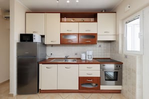Apartment (A1) | Private kitchen | Fridge, microwave, oven, stovetop - Apartments Mira (Zadar)