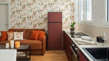 Kühlschrank, Ofen, Geschirrspüler, Wasserkocher mit Kaffee-/Teezubehör