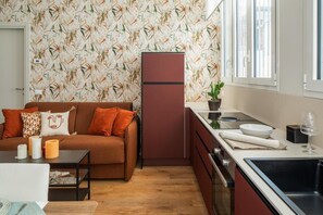 Kühlschrank, Ofen, Geschirrspüler, Wasserkocher mit Kaffee-/Teezubehör